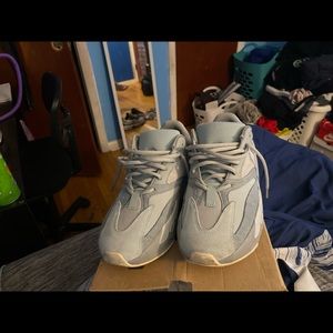 Yeezy 700 inertia size 9.5 men